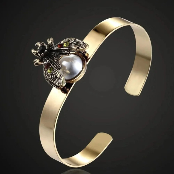 Vazira Queen Jewelry - Bracelet with Bee Charm